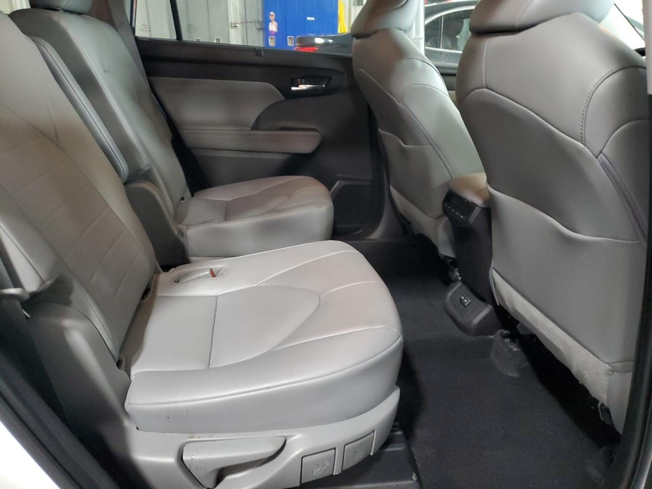2022 Toyota Highlander - Image 11
