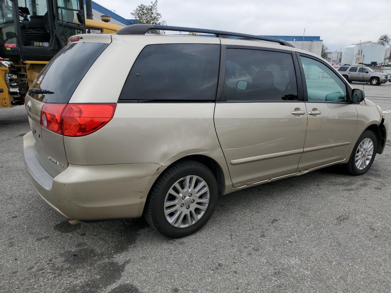 2010 Toyota Sienna - Image 3