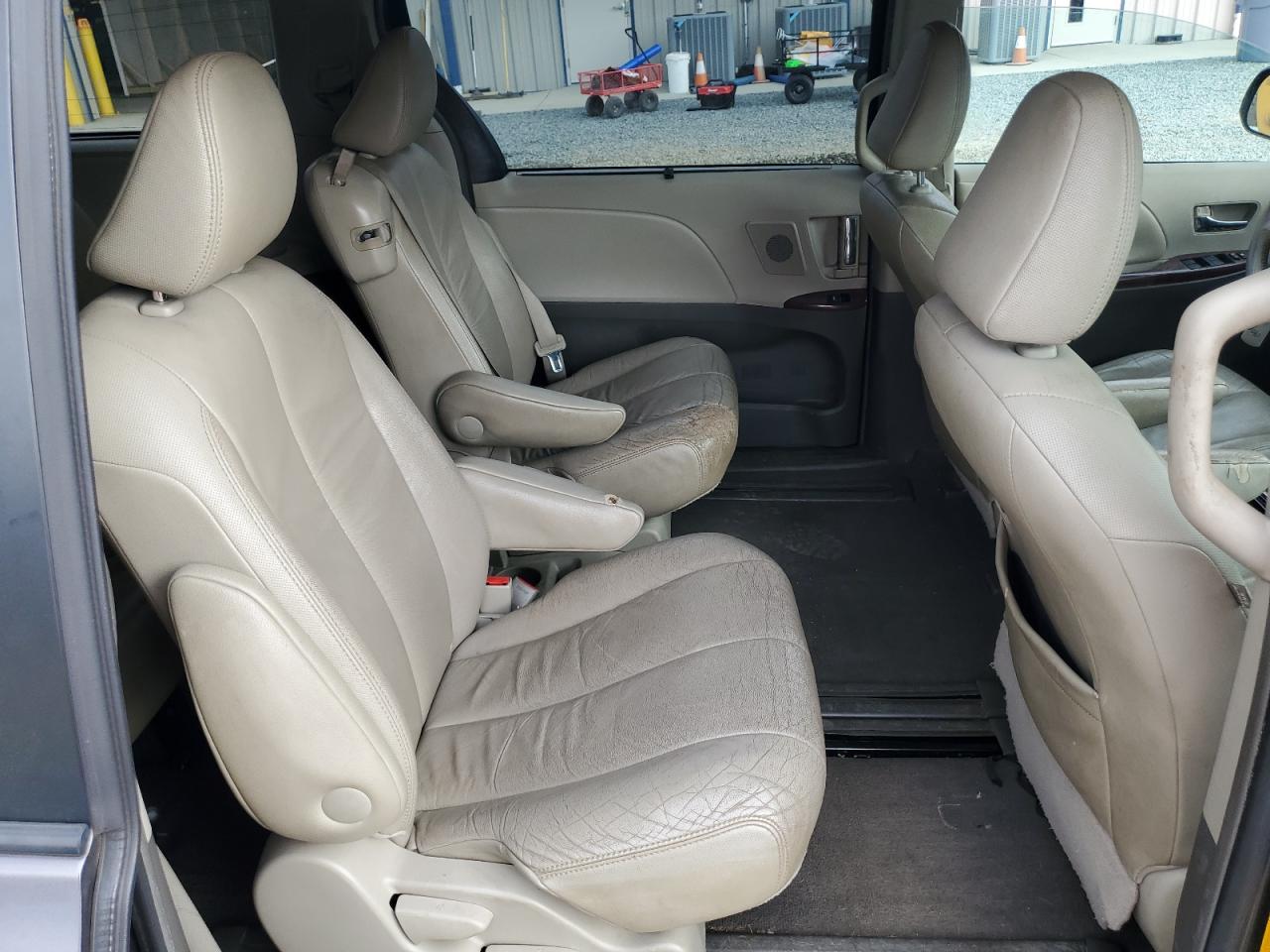2011 Toyota Sienna - Image 11
