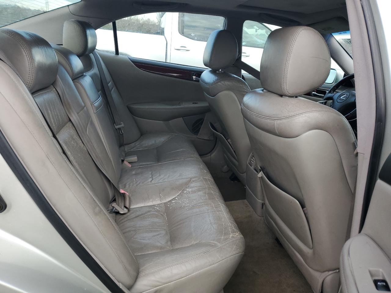 2004 Lexus ES - Image 10