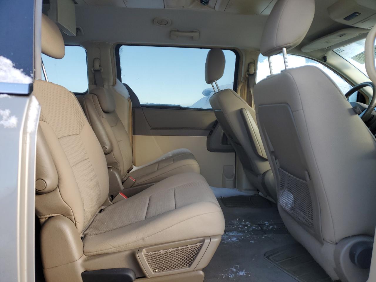 2009 Chrysler Town & Country - Image 11