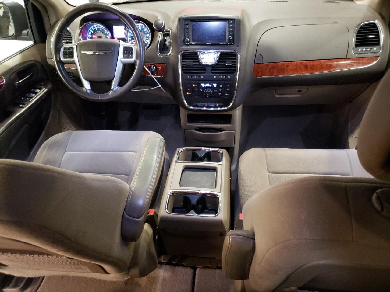 2013 Chrysler Town & Country - Image 8