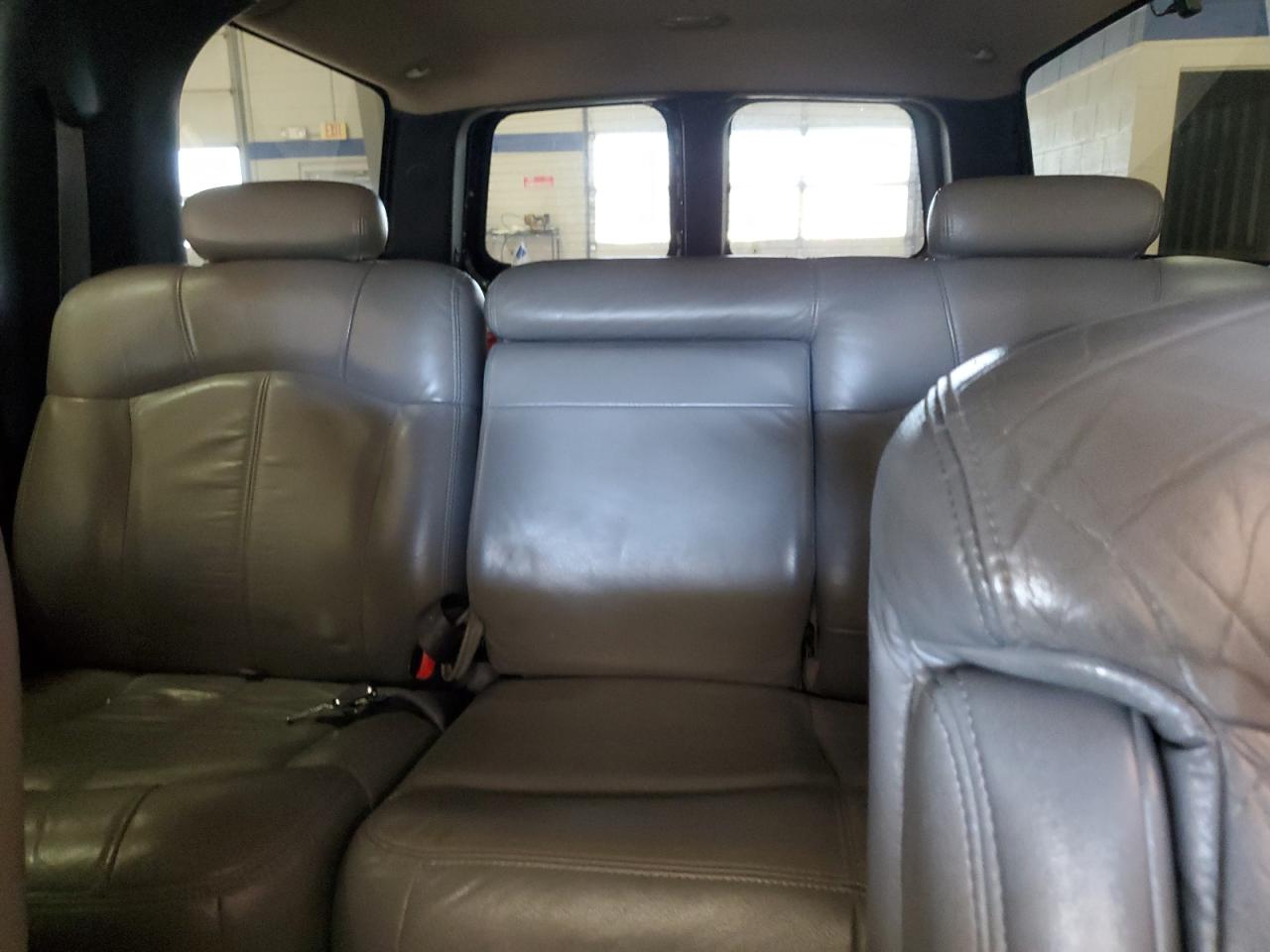 2001 Chevrolet Suburban - Image 10