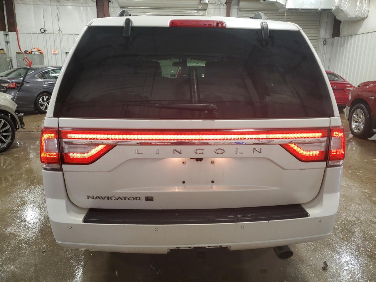 2017 Lincoln Navigator - Image 6