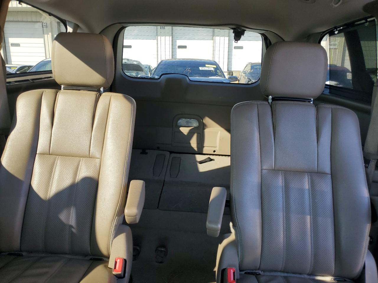 2015 Chrysler Town & Country - Image 10