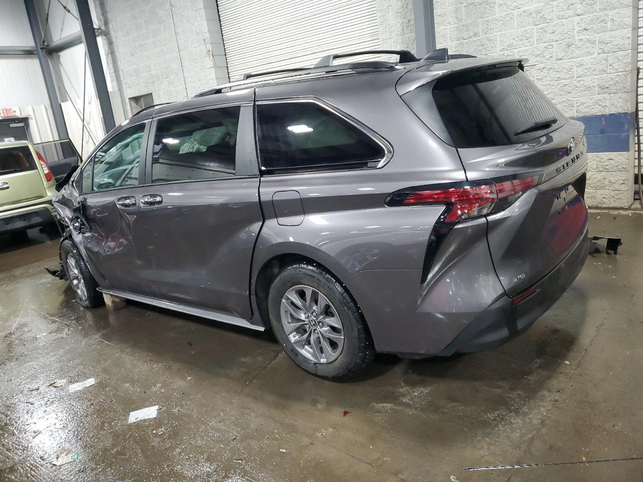 2022 Toyota Sienna - Image 2