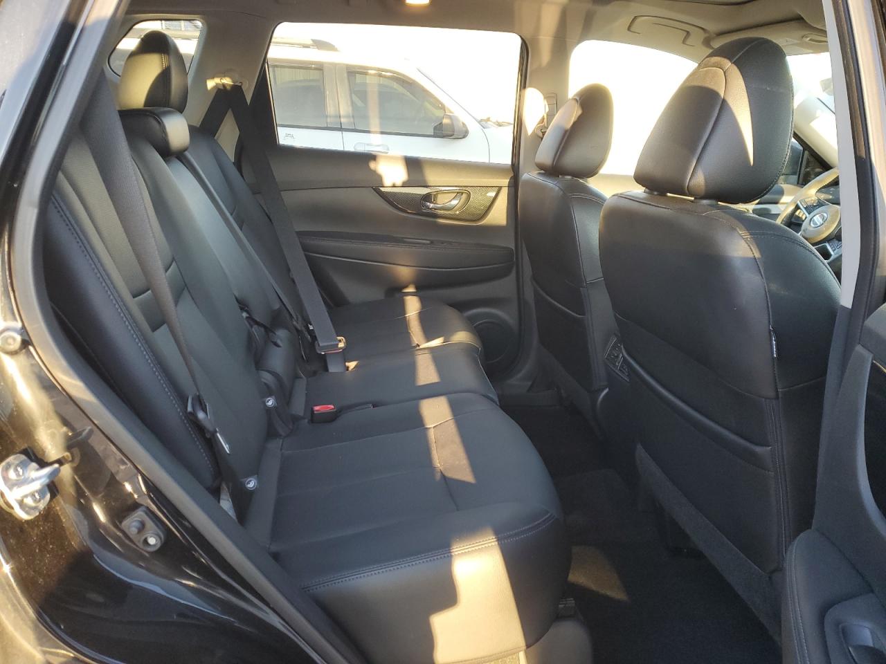 2017 Nissan Rogue - Image 10
