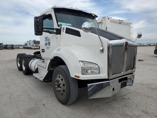 2018 Kenworth Construction T880