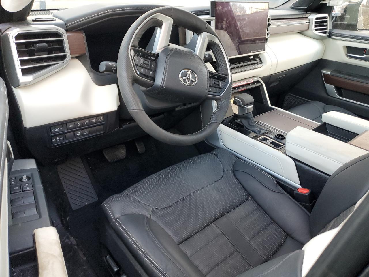 7SVAAABA3RX039284 TOYOTA SEQUOIA 2024