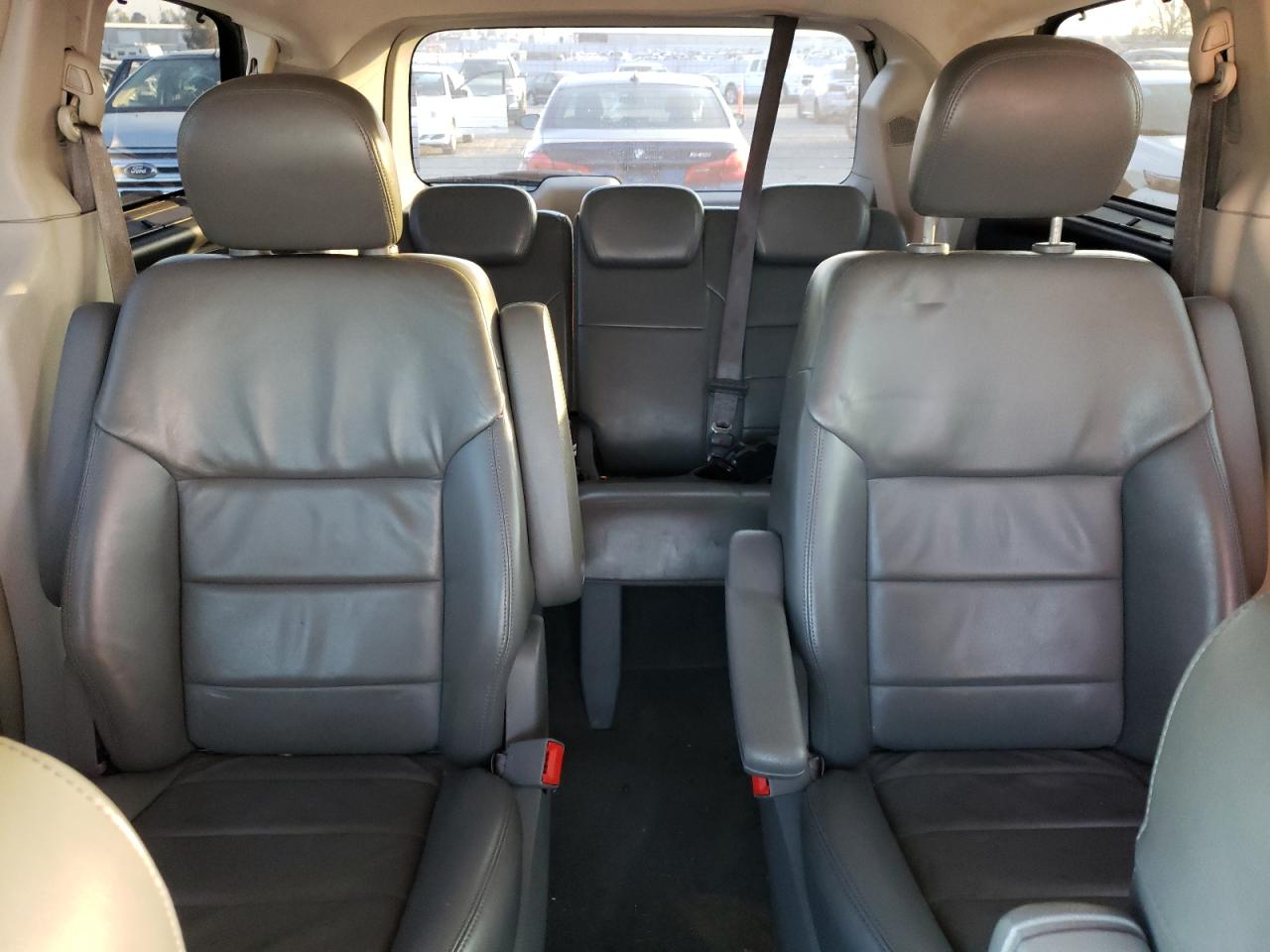 2009 Volkswagen Routan - Image 10