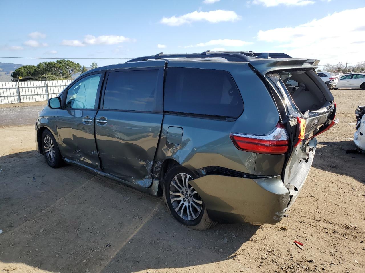 2019 Toyota Sienna - Image 2