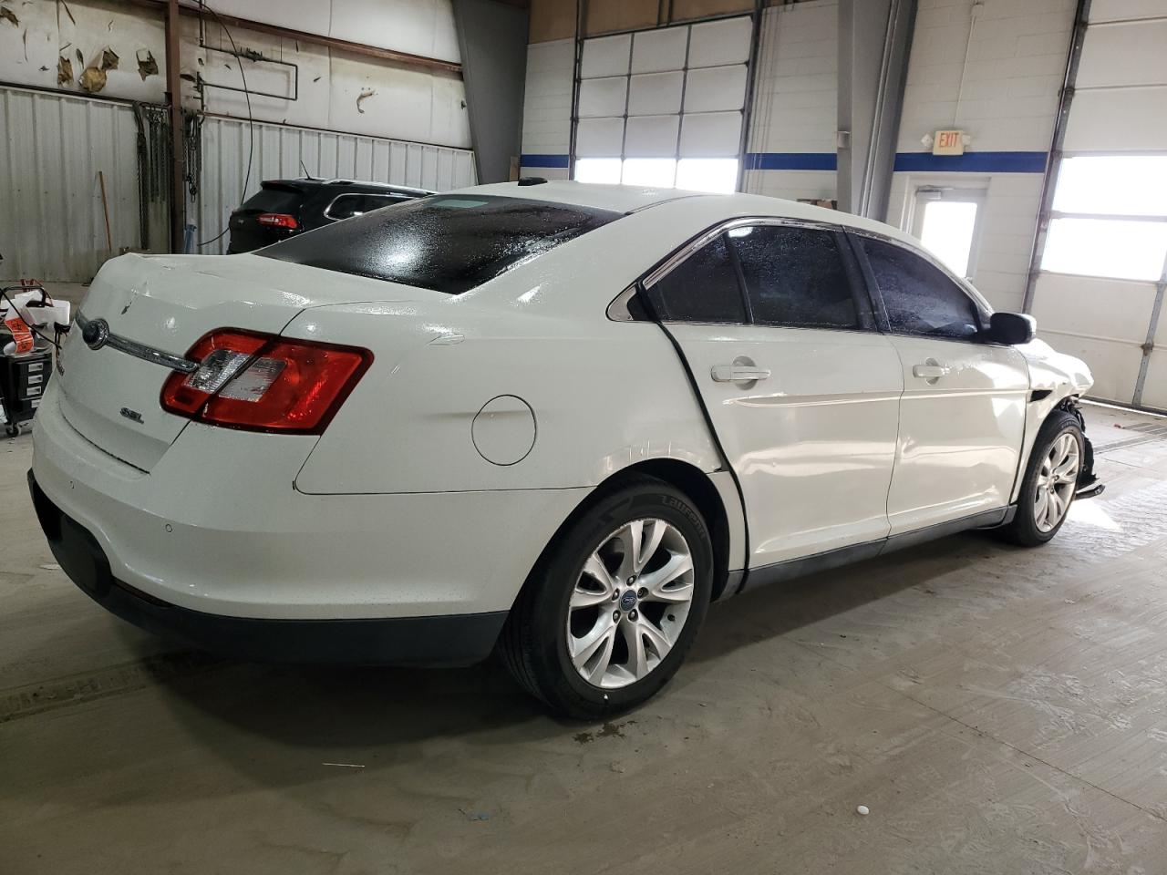 2010 Ford Taurus - Image 3