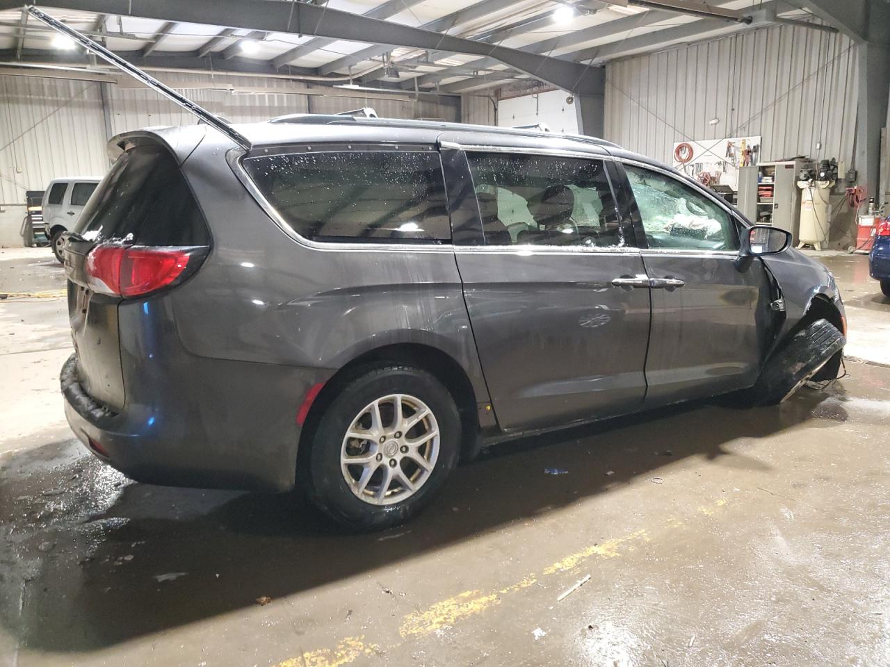 2017 Chrysler Pacifica - Image 3