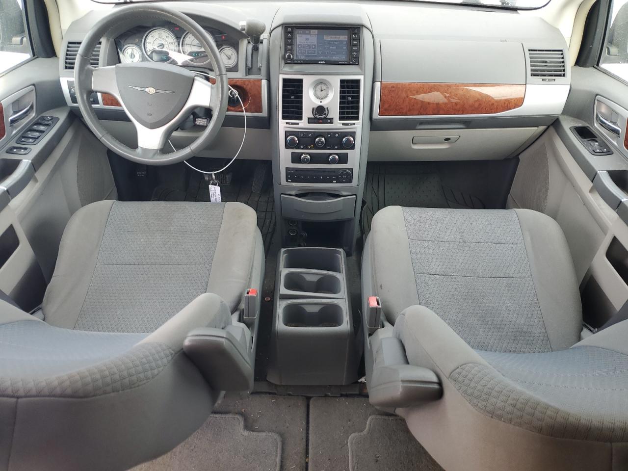 2009 Chrysler Town & Country - Image 8