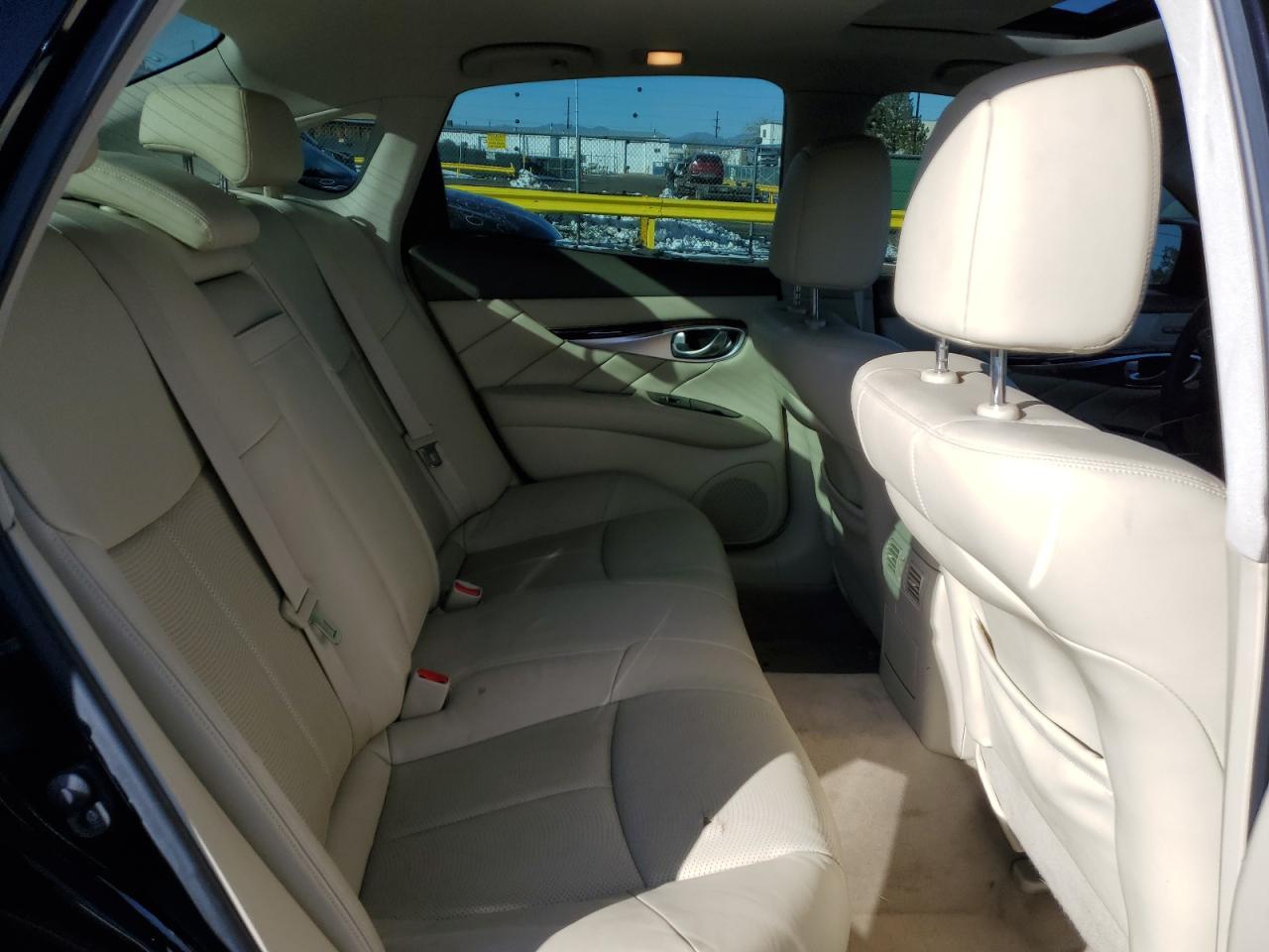 2012 Infiniti M - Image 10