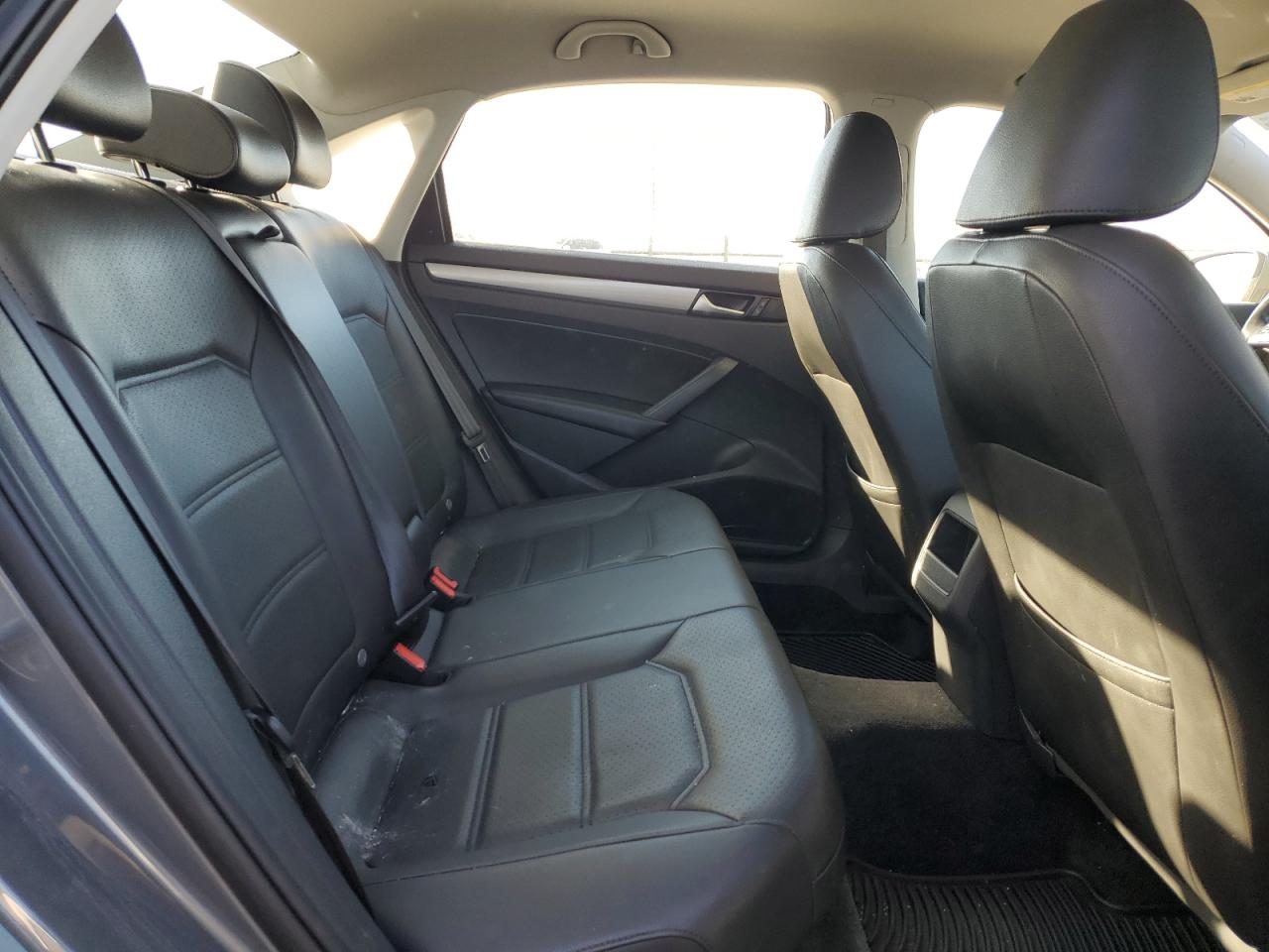 2015 Volkswagen Passat - Image 10