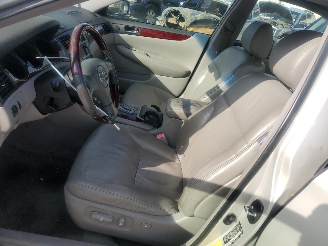 2004 Lexus ES - Image 7