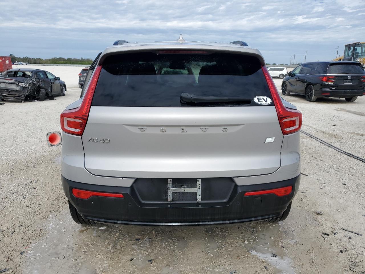 2023 Volvo XC40 - Image 6