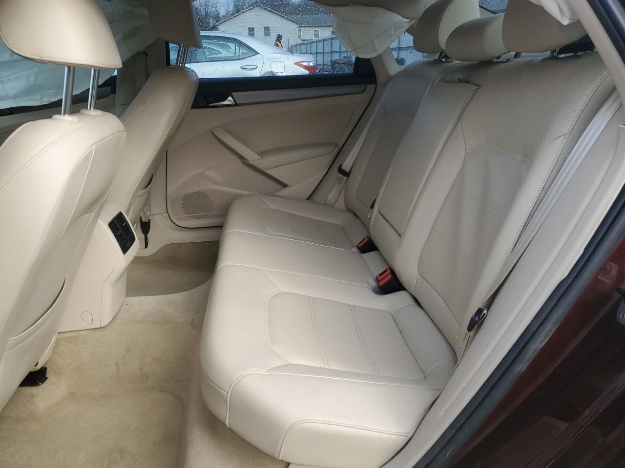2014 Volkswagen Passat - Image 11