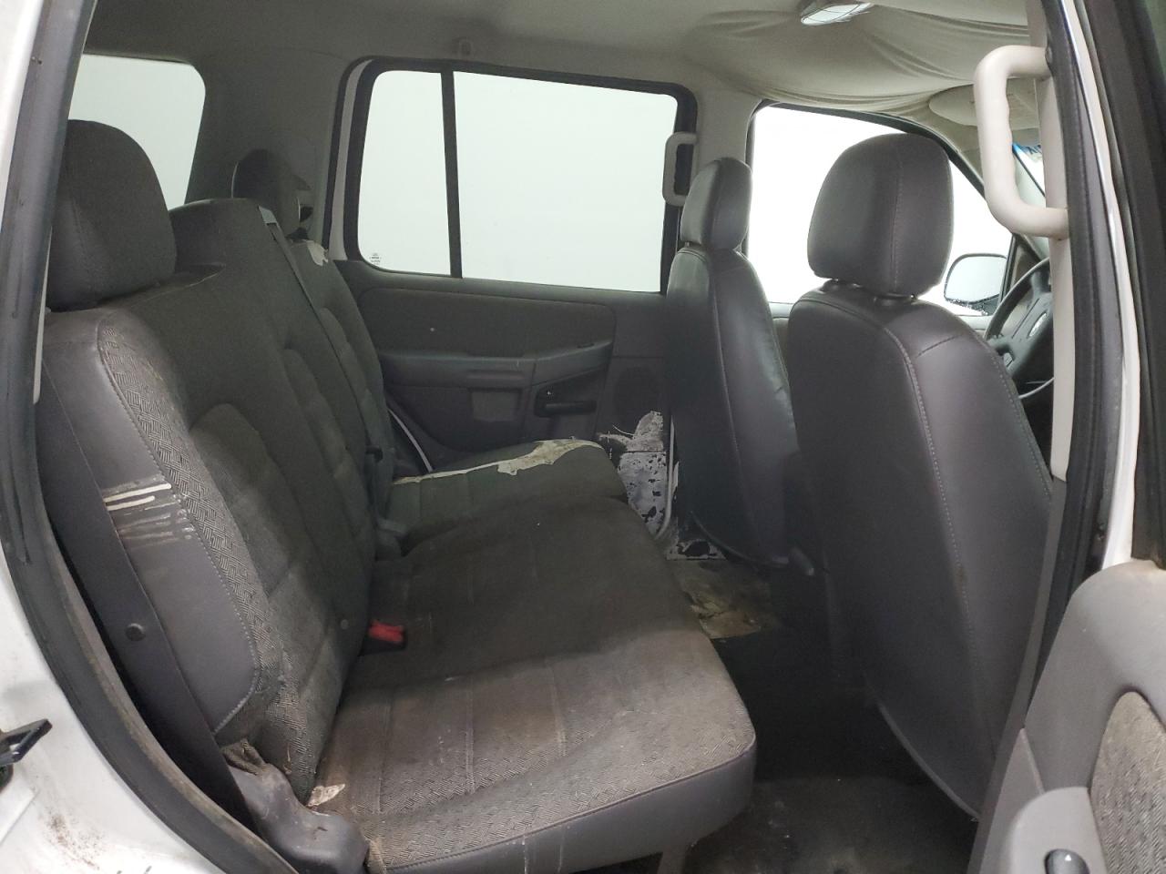 2005 Ford Explorer - Image 11