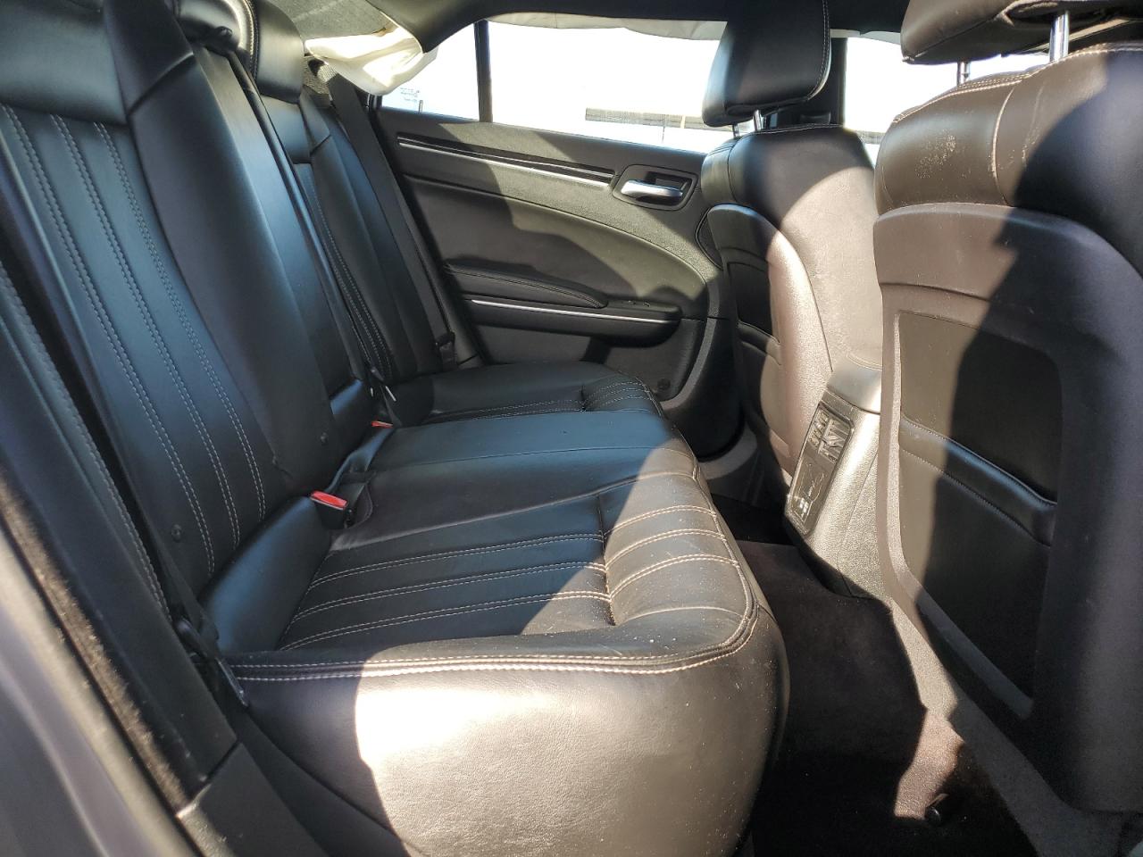 2018 Chrysler 300 - Image 10