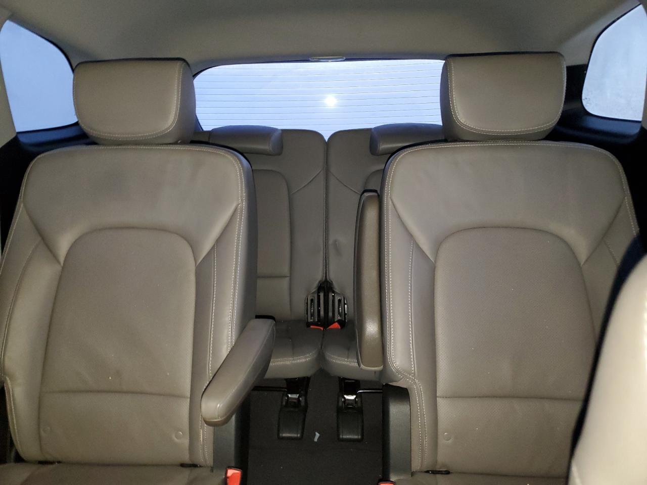 2015 Hyundai Santa Fe - Image 10