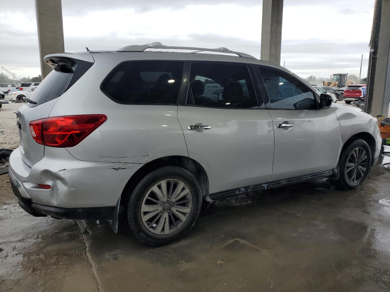 2017 Nissan Pathfinder - Image 3