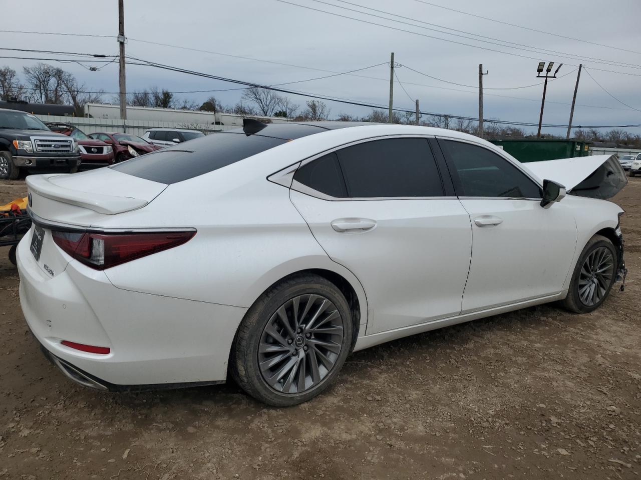 2024 Lexus ES - Image 3