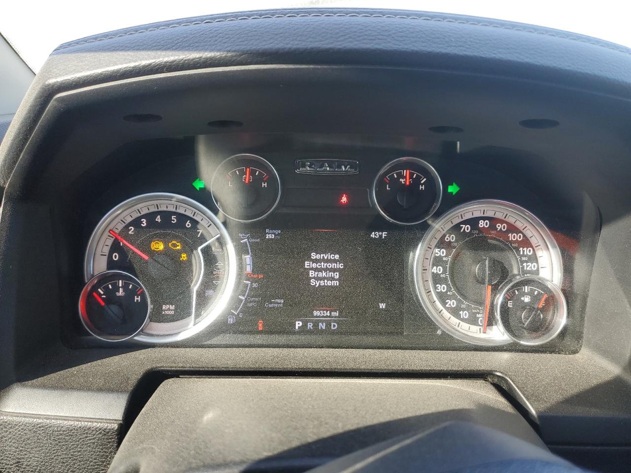 2015 RAM 1500 - Image 9