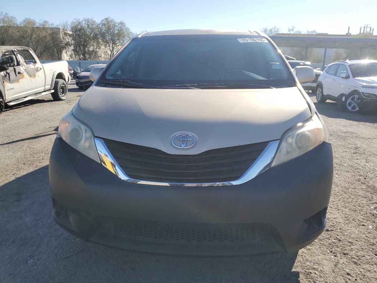 2011 Toyota Sienna - Image 5