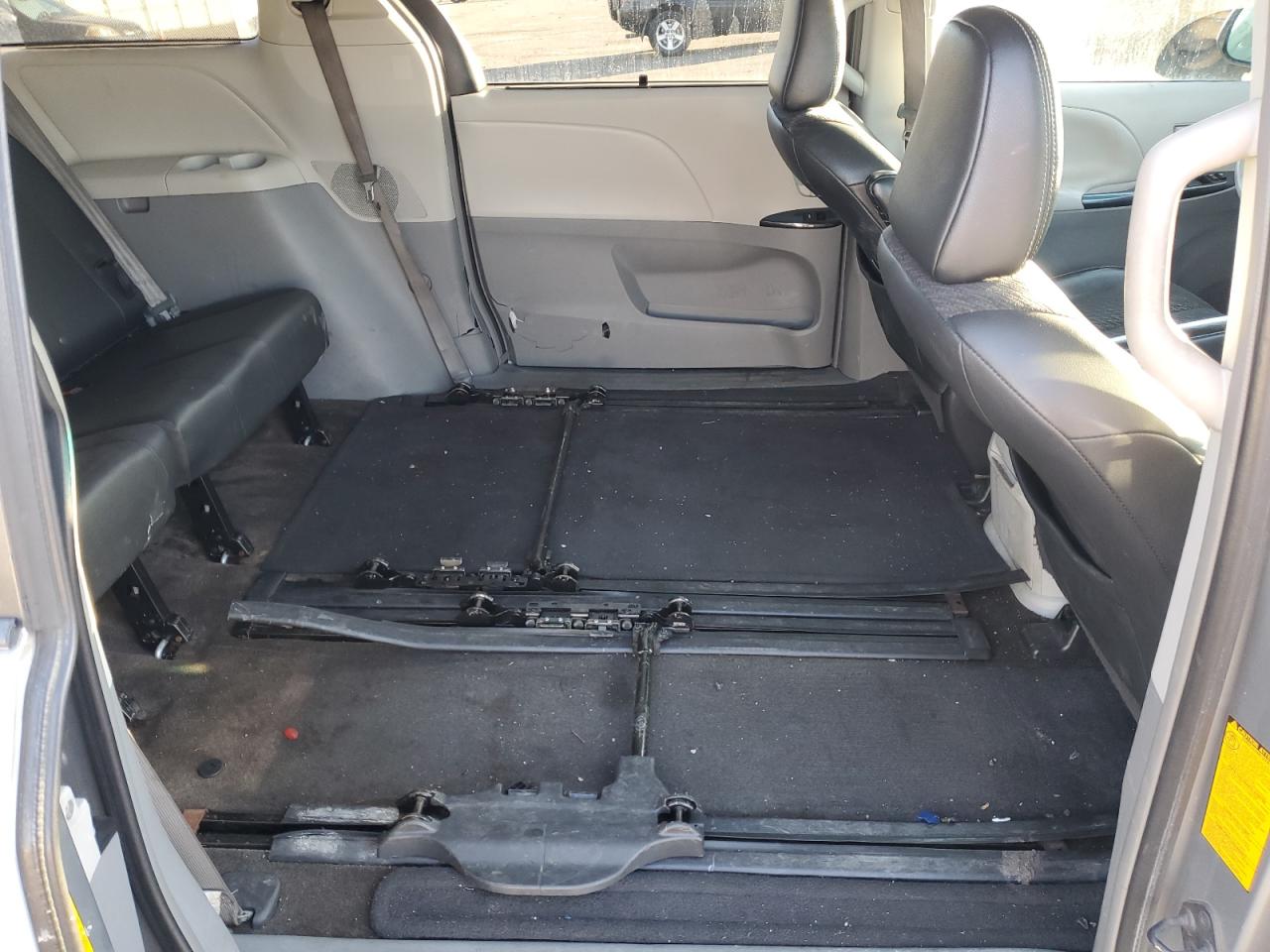 2013 Toyota Sienna - Image 11