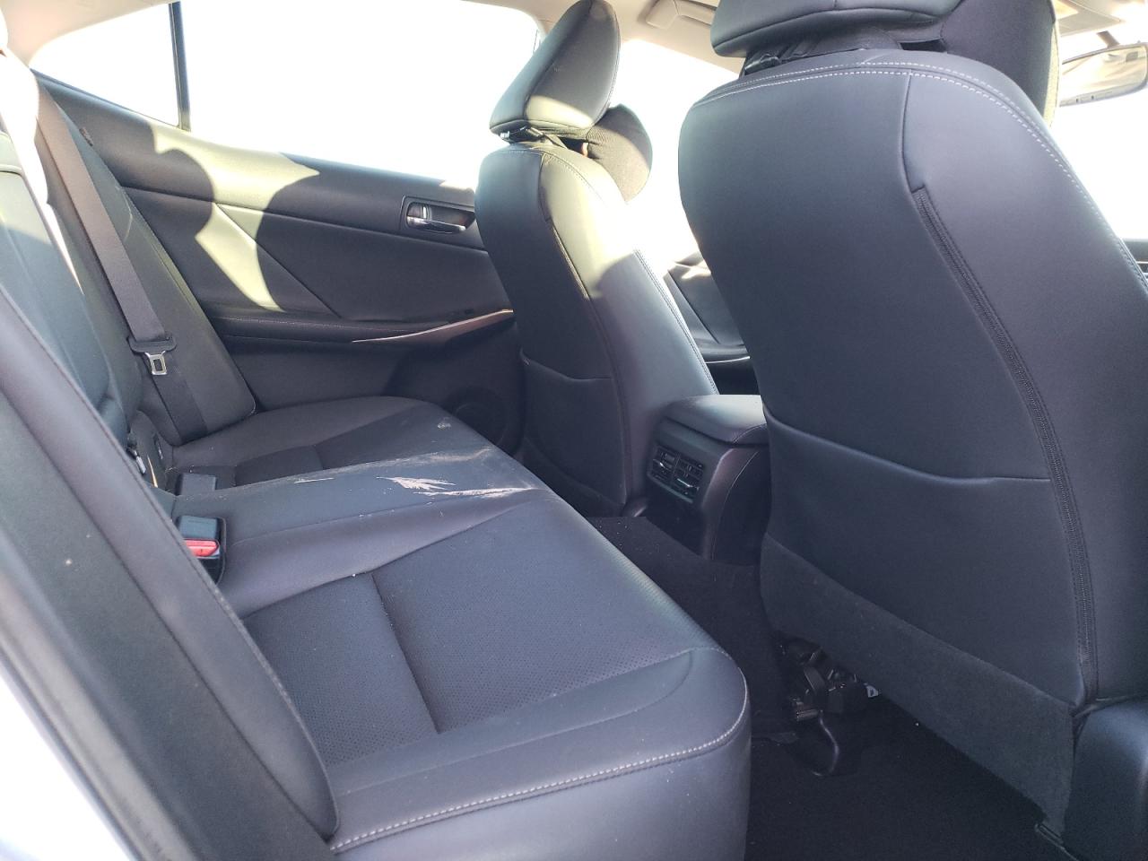 2016 Lexus IS - Image 10