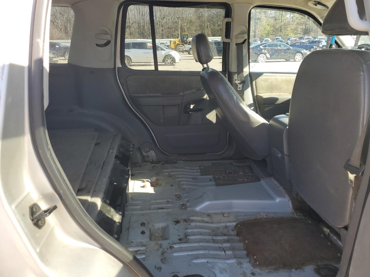 2004 Ford Explorer - Image 10