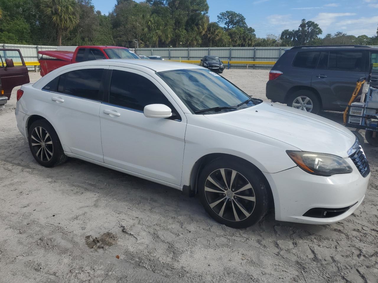 2013 Chrysler 200 - Image 4