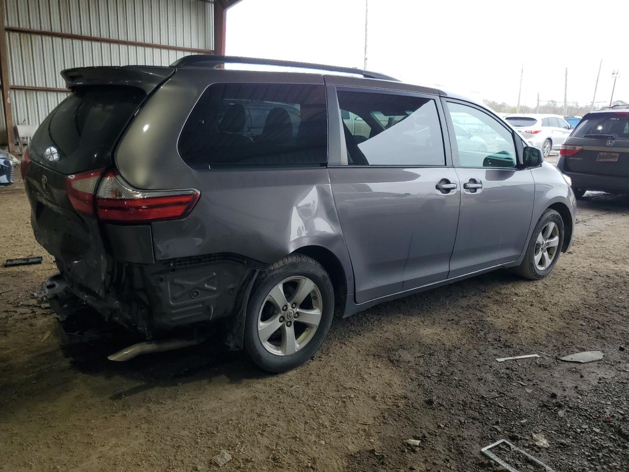 2015 Toyota Sienna - Image 3