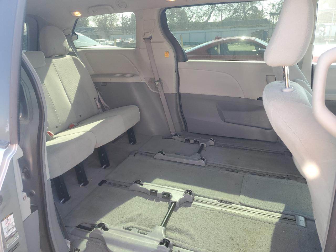 2011 Toyota Sienna - Image 11