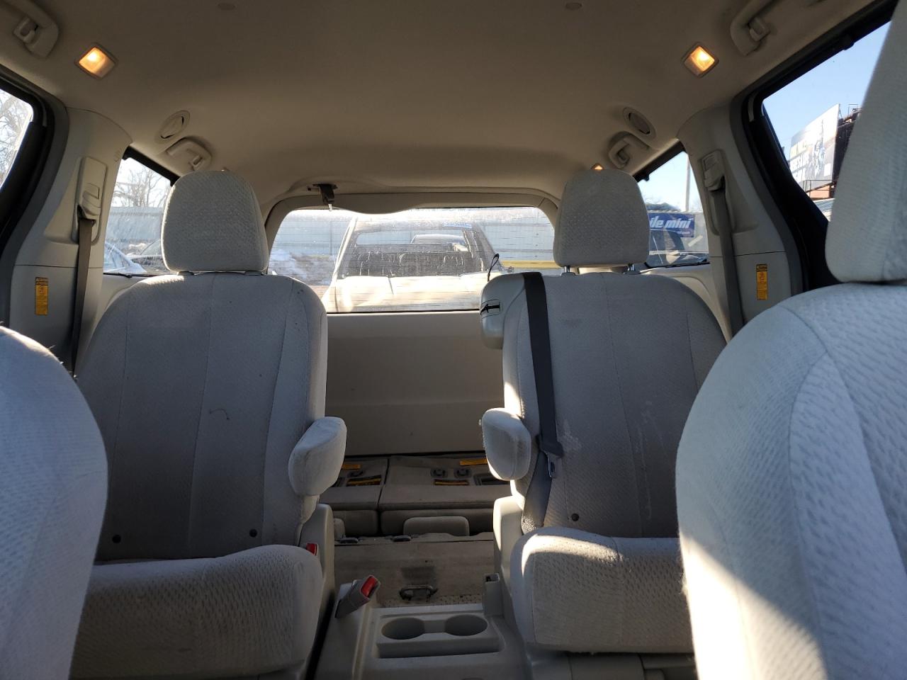 2013 Toyota Sienna - Image 10
