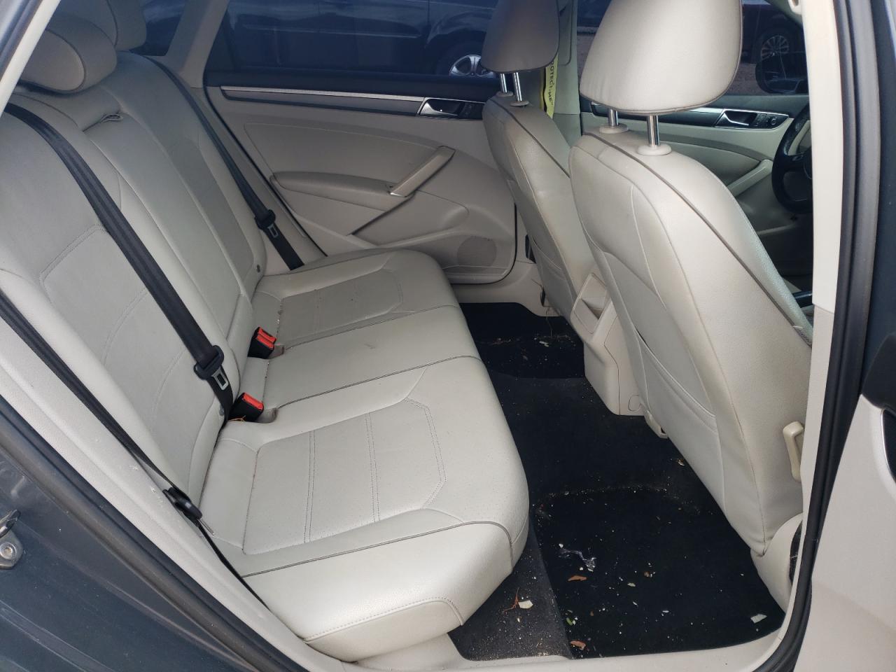 2017 Volkswagen Passat - Image 11