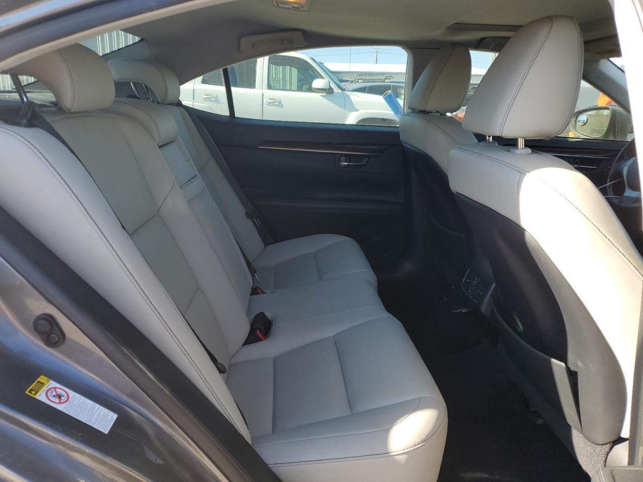 2013 Lexus ES - Image 10