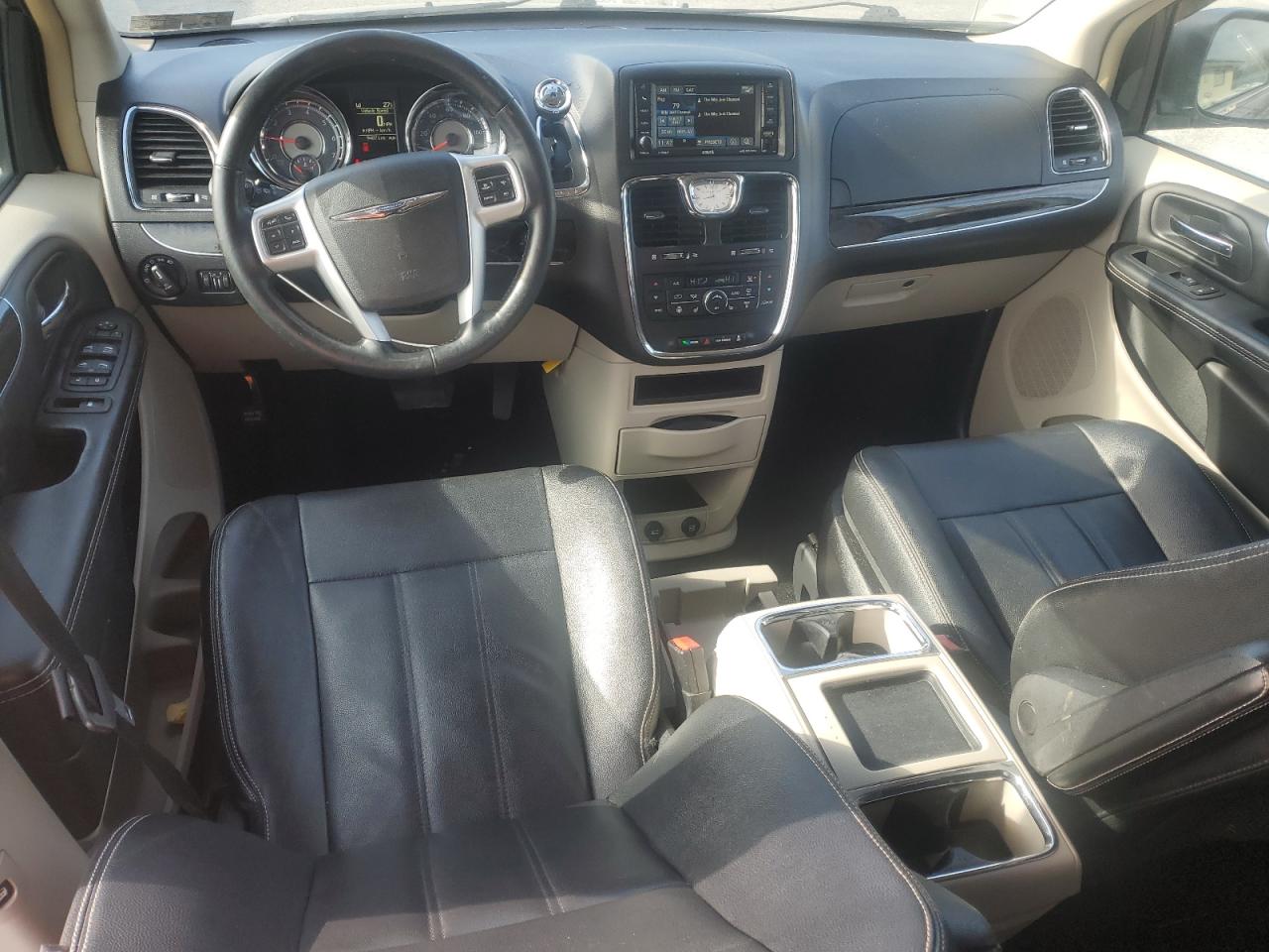 2016 Chrysler Town & Country - Image 8