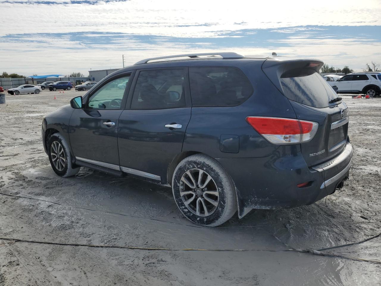 2013 Nissan Pathfinder - Image 2