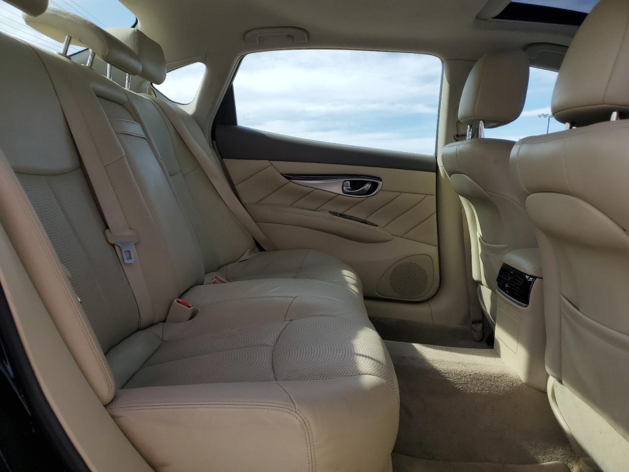 2015 Infiniti Q70 - Image 10