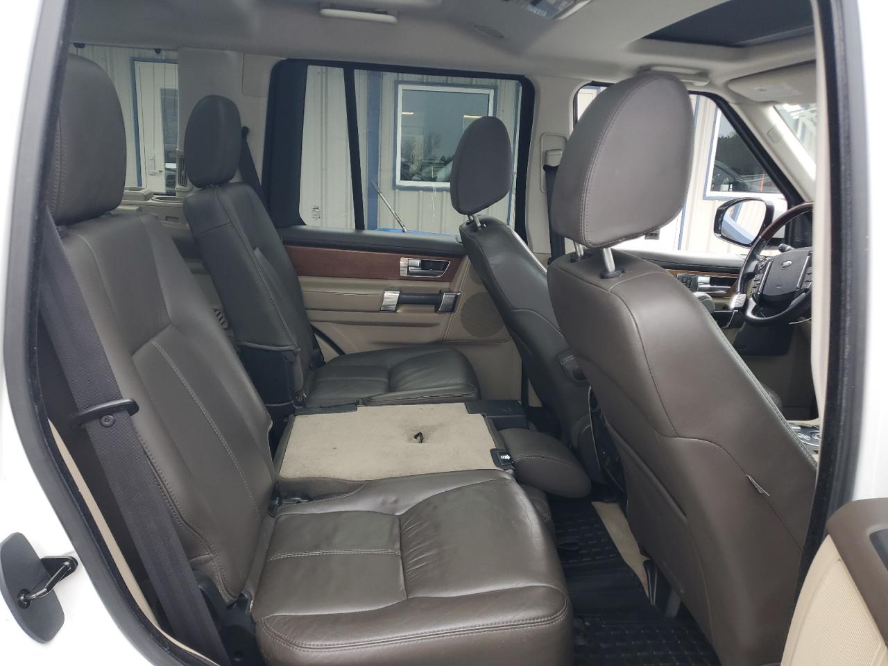 2016 Land Rover LR4 - Image 11