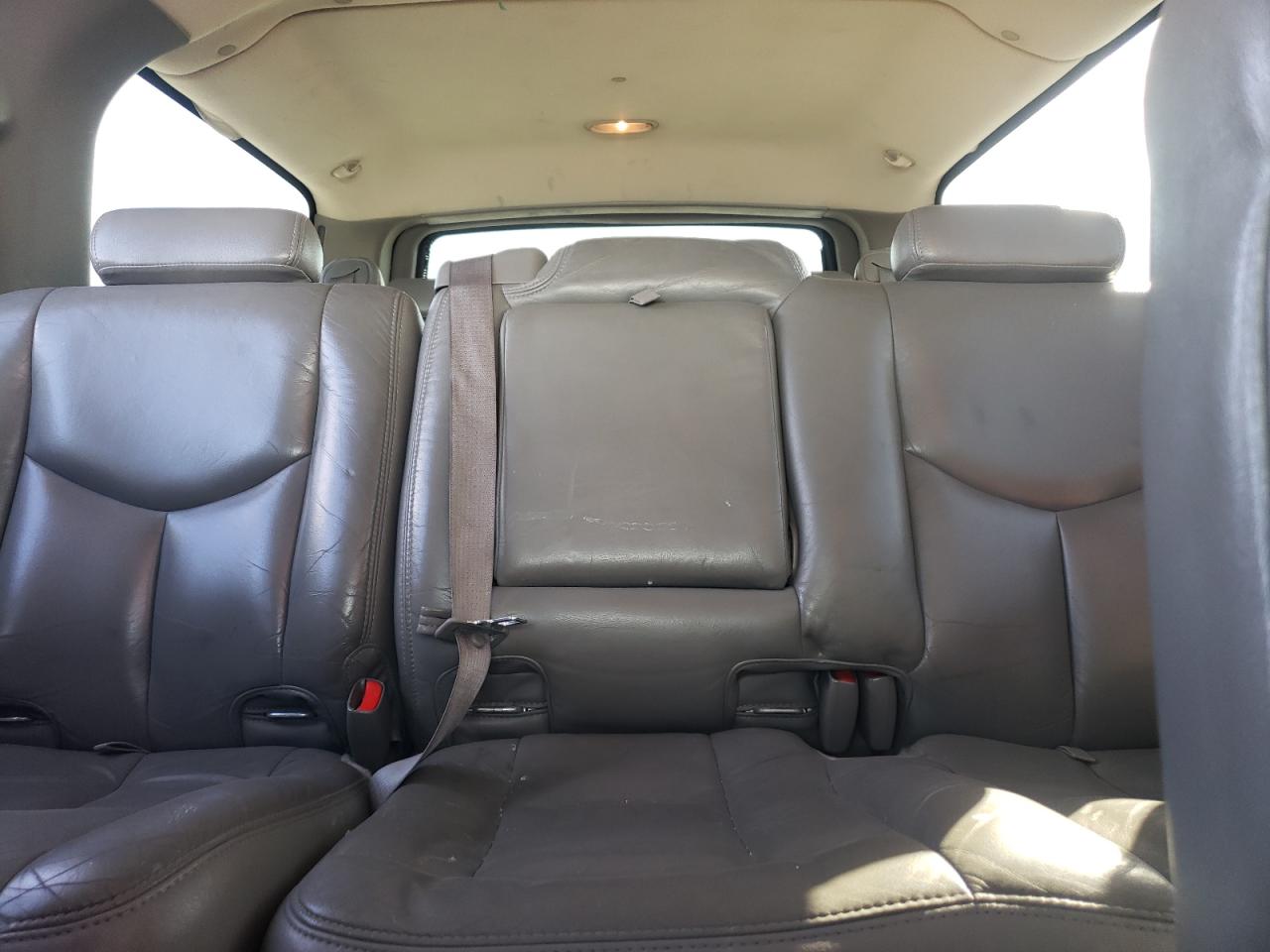 2004 Chevrolet Suburban - Image 10