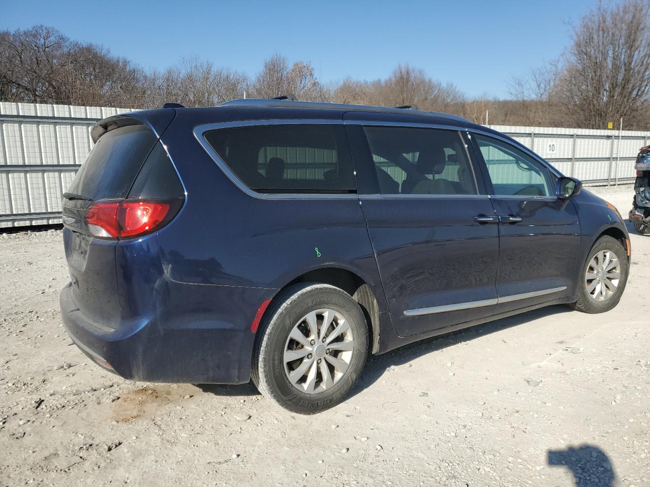 2018 Chrysler Pacifica - Image 3