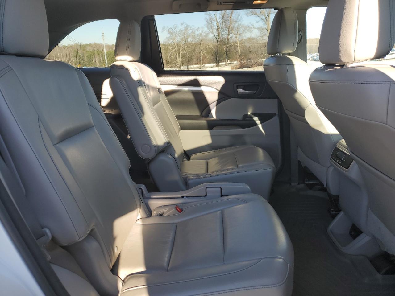 2015 Toyota Highlander - Image 11
