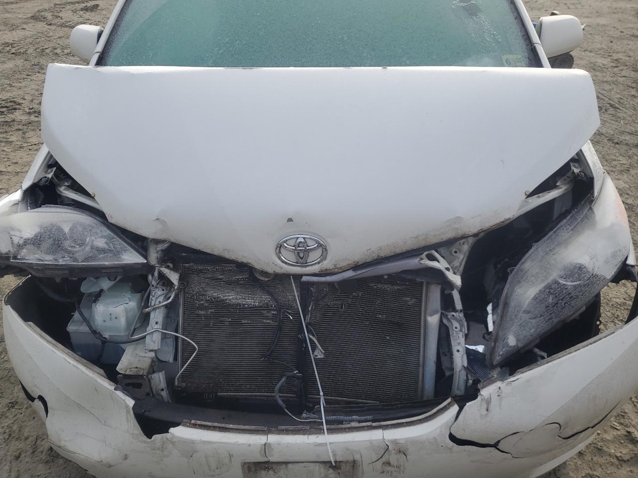2016 Toyota Sienna - Image 13