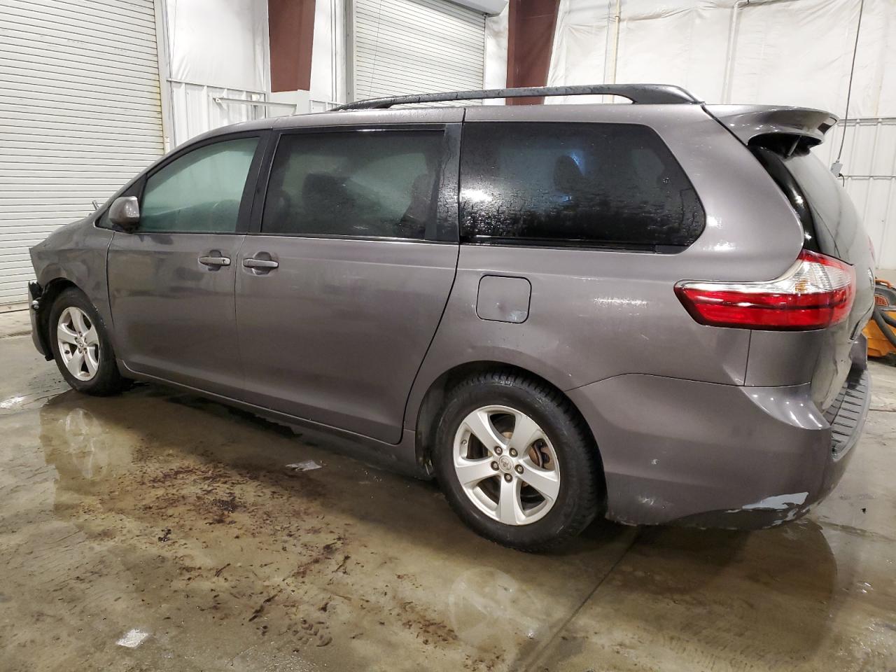 2015 Toyota Sienna - Image 2