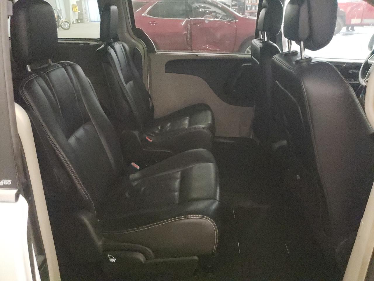 2014 Chrysler Town & Country - Image 11