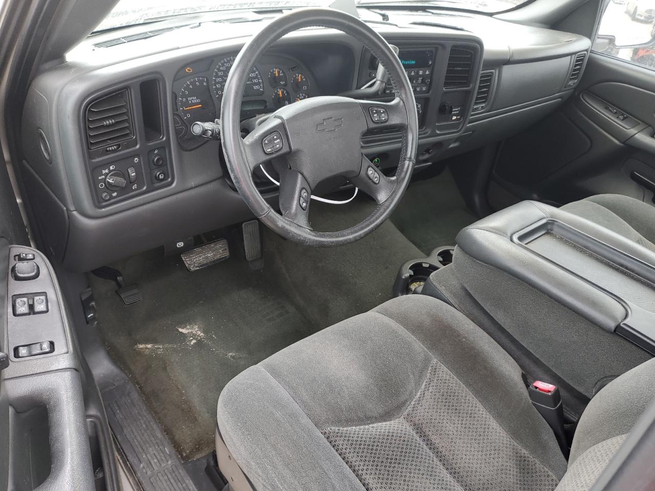 2004 Chevrolet Silverado - Image 8